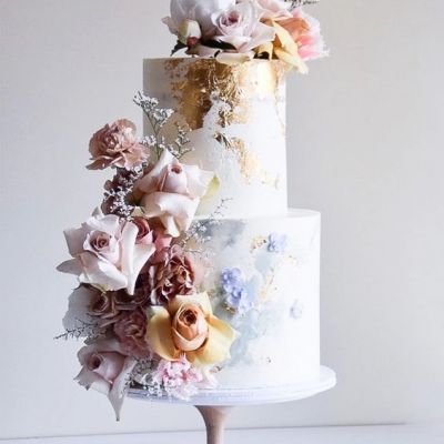 свадебный двухъярусный торт с цветами