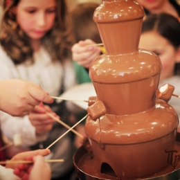 Шоколадный фонтан на детский День рождения Шоколадный фонтан на детский День рождения