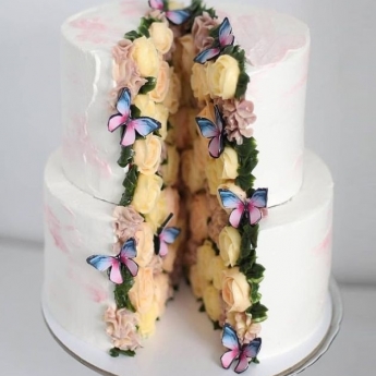 Одноярусный торт в классическом стиле с живыми цветами