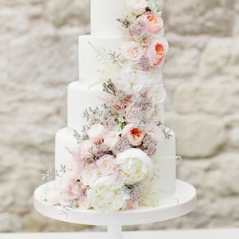 Свадебный торт с цветами (53 фото)