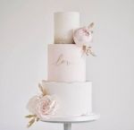 Свадебный торт с цветами и надписью