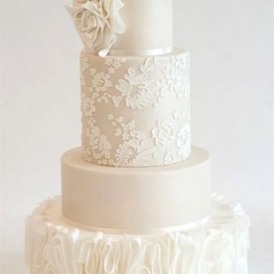 свадебный четырехъярусный торт с бантом