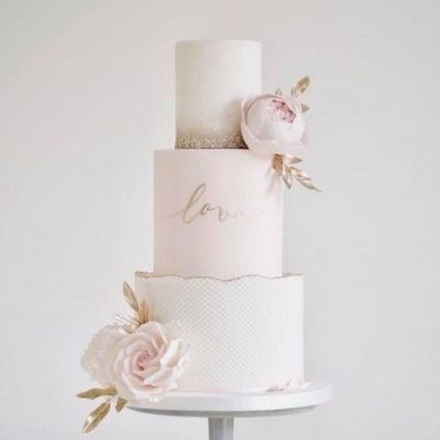 Свадебный торт с цветами и надписью