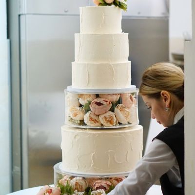 свадебный многоярусный торт с цветами