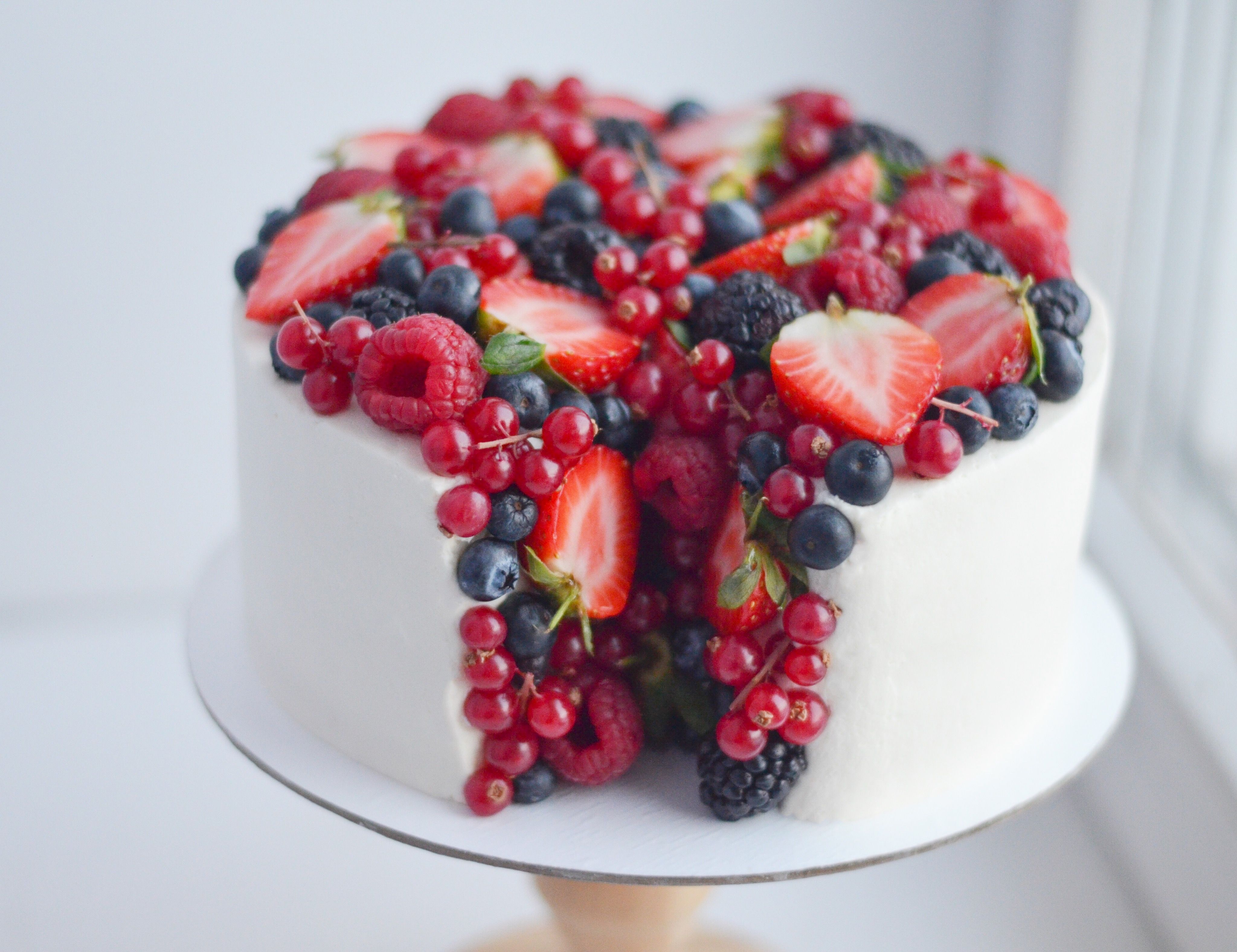 Свадебный торт на годовщину с ягодами