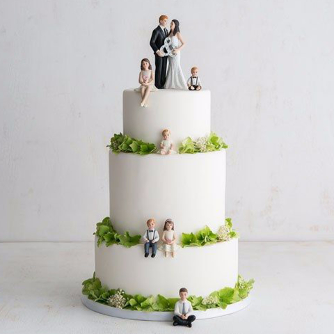 Торт с фигурками жениха и невесты на заказ