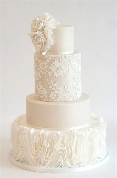 свадебный четырехъярусный торт с бантом