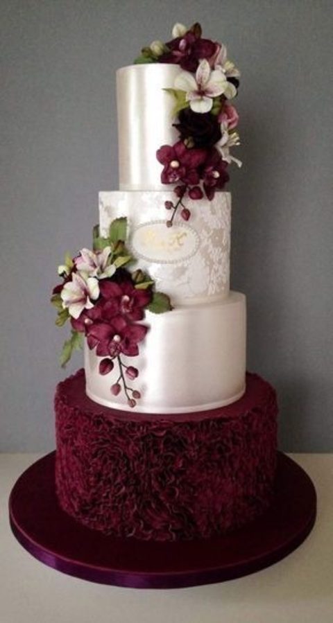 Свадебный торт с цветами и инициалами