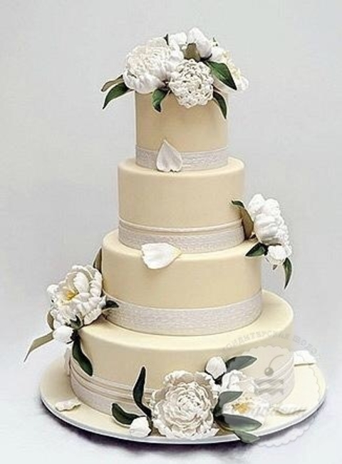 торт на свадьбу с живыми пионами