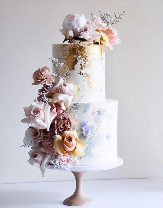 свадебный двухъярусный торт с цветами