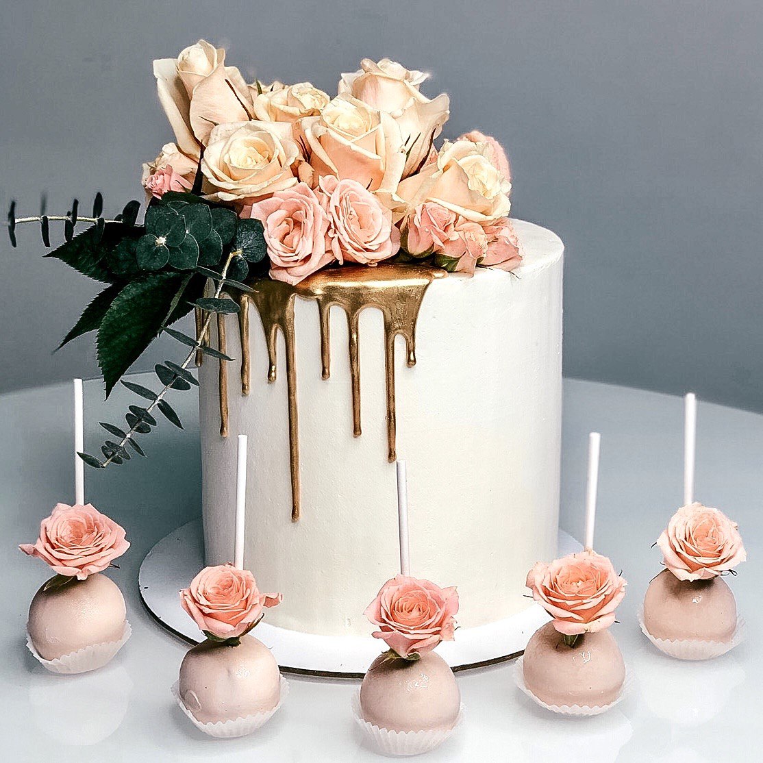 10 идей для свадебного торта в белых оттенках: примеры, актуальные в 2023 году