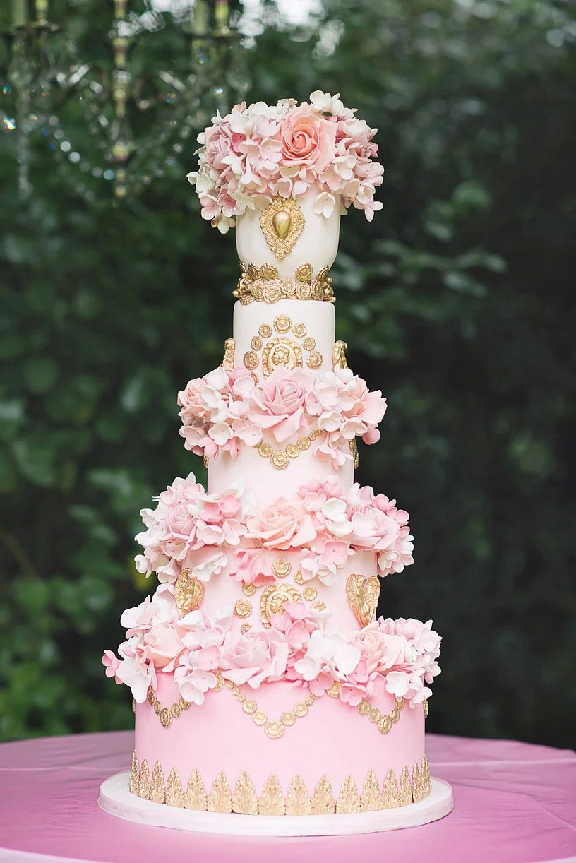 Свадебный торт с цветами и инициалами