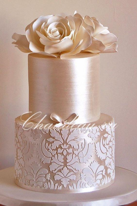 Двухъярусный свадебный торт с розами