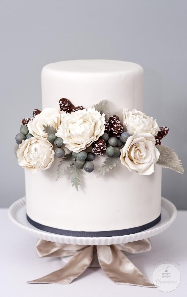 двухъярусный свадебный торт с мастикой