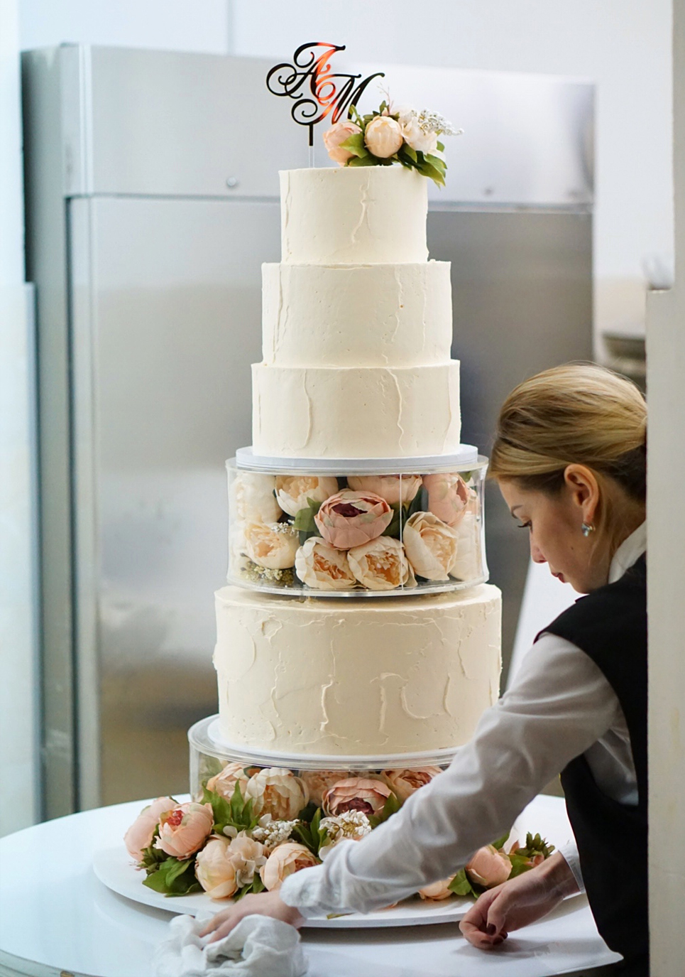 свадебный многоярусный торт с цветами