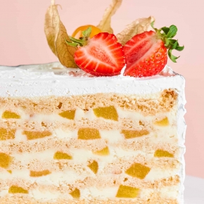 Молочная девочка с персиками