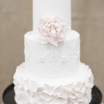 торт на свадьбу с кружевом