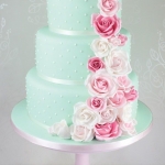 свадебный торт с живыми розами