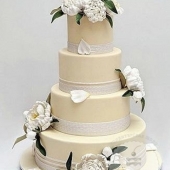 торт на свадьбу с живыми пионами