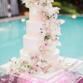 свадебный торт с живыми орхидеями