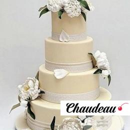 торт на свадьбу с живыми пионами