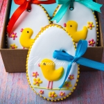 имбирный пряник в виде пасхального яйца