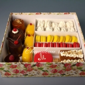 пирожные в подарочной упаковке