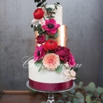 Оформление свадебного торта цветами