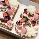 Торт в виде цифры «18» фото