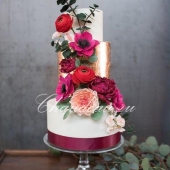 Оформление свадебного торта цветами