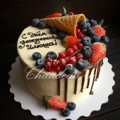 ягодный торт на день рождения