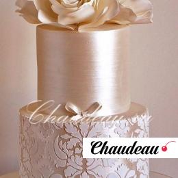 Двухъярусный свадебный торт с розами