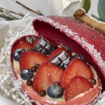 Шоколадное яйцо с муссовой начинкой и клубникой