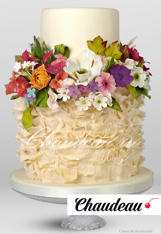 Двухъярусный свадебный торт с кремовым декором и цветами/004
