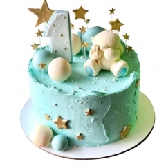 Торт на Новый год украшенный фигурками детей и шоколадными звездами