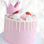 Торт розовый с короной и ягодой TRKY0013505 фото и оформление торта