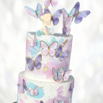 Торт кошечка и бабочки на именины TKBI013590 фото и оформление торта