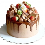 Торт с клубникой и сладостями №2459