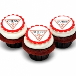 Капкейки с логотипом компании «Guess»  на заказ