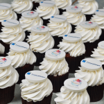 Капкейки с логотипом «День рождения компании» на заказ