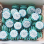 Корпоративные макаронсы с логотипом «Чистые пруды» на заказ