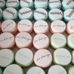 Корпоративные макаронсы с логотипом «Essas» на заказ