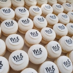 Корпоративные макаронсы с логотипом «Ms» на заказ