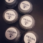 Корпоративные макаруны с логотипом «Prada» на заказ