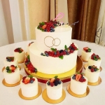 Двухъярусный торт на свадьбу «Ягода » на заказ