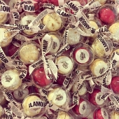 Корпоративные макаронсы с брендированной лентой «Glamour» на заказ