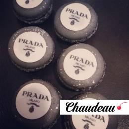 Корпоративные макаруны с логотипом «Prada» фото 1 Корпоративные макаруны с логотипом «Prada» на заказ
