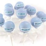 Корпоративные кейк попсы с логотипом «Carlicle» на заказ