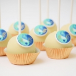 Корпоративные кейк попсы с логотипом «Инь и Ян» на заказ