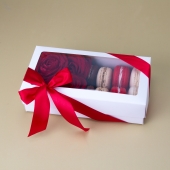 Набор макаронсов с розами «Celebration» на заказ